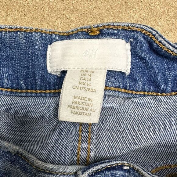 H&M Denim Jean High Rise Shorts Women’s Size 14 - Picture 2 of 3
